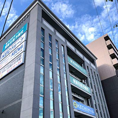 教室は駅から見えるKECゼミナール、KEC個別と同じ建物内にあります