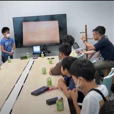 IT企業の前でのプレゼンテーションの様子です。レッスンにプレゼンがふくまれているため、堂々と企業の前でプレゼンをおこなってくれました。