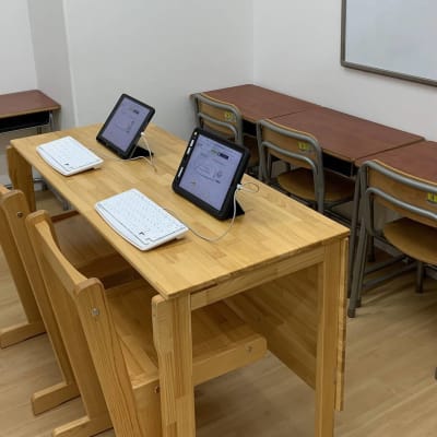 お教室は広い空間をご用意しています。小さいお子様には小さいお机と椅子をご用意。