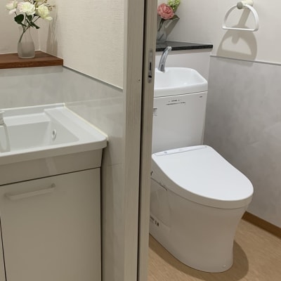 教室のトイレです。 照明はセンサー付きの自動点灯タイプです。 レッスン中でもトイレに行くことができます。 外部から侵入できないトイレなので安心です。