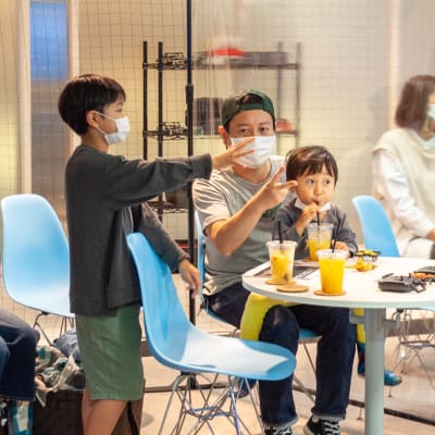 子どもたちも思わず立ち上がって授業に参加します