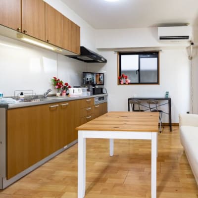 レストルーム　保護者の待合、受講生の休憩に。レッスン風景が見られるモニタあり。飲食物持込可、セルフで無料のドリンクあり。