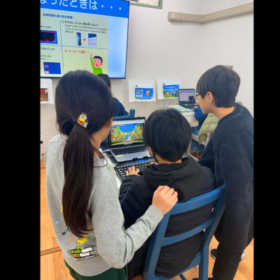 漢字を読み解くタイピングゲームをプレイ中
