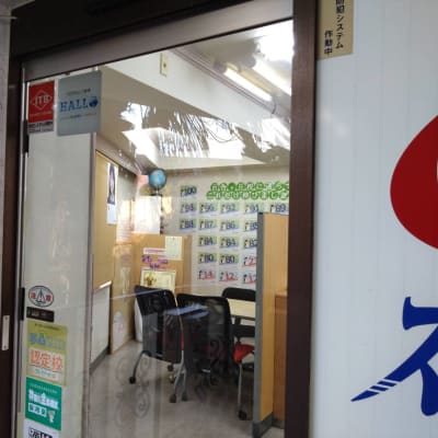 入り口扉左上に「プログラミング教室HALLO」のステッカー