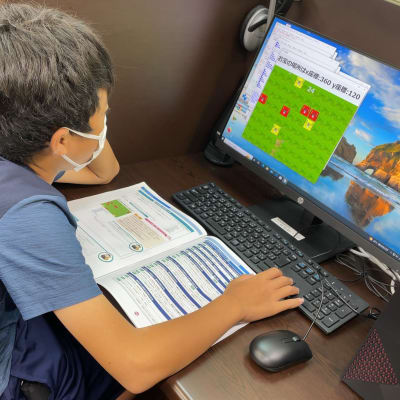 集中して学べるブースです。十分なスペックのPCと見やすいモニターで、快適にプログラミングができます（南大沢教室）