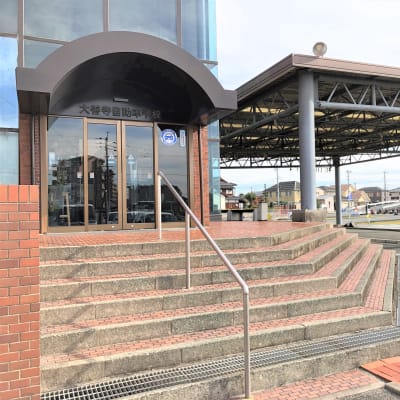 階段を上ってすぐに建物入り口があります。