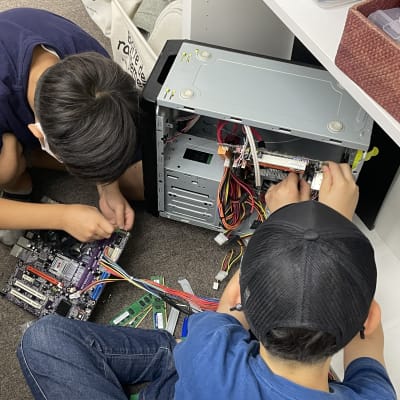 教室には自由に触れるPCを飾ってあります！PCの内部を見るのが楽しくてレッスン始まるまで触りっぱなし！