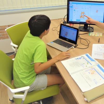 少人数で講師が細かくプログラミングを教えます