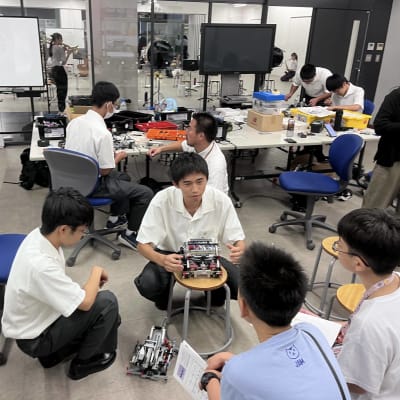 愛工大名電高校訪問、交流会の模様。熱心にロボットについて説明をしていただき受講生も大満足でした。