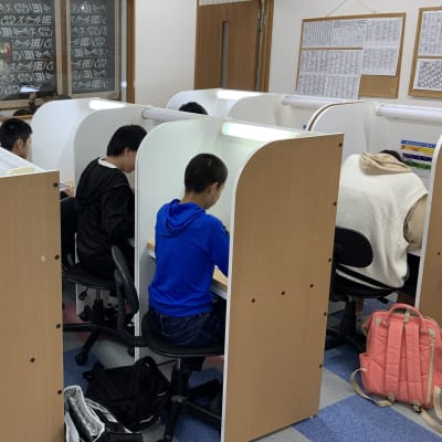 個別ブースで仕切られた空間で学習できる環境です。