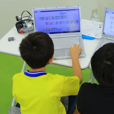 パソコンでプログラミングをします