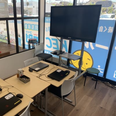 ガラスで囲われたプロクラの教室です。教室の外から授業の様子をご覧いただけます！