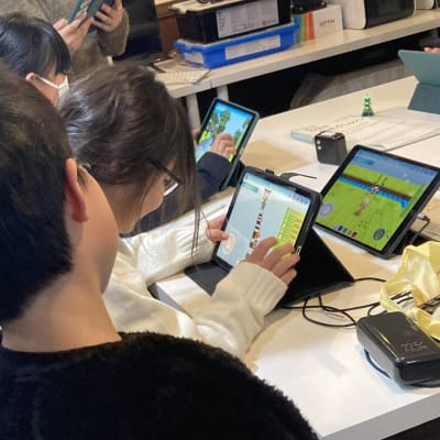 友だちと教え合ったり、お互いの作品で遊んだり