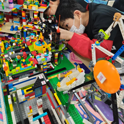 気軽に学年の垣根を越え様々な作品が見られることや他の学年のお子様同士の交流もあるのが武蔵小杉校のポイントです。