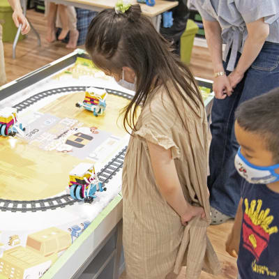 課題をクリアするためのロボットを制作し、プログラミングして動かします！