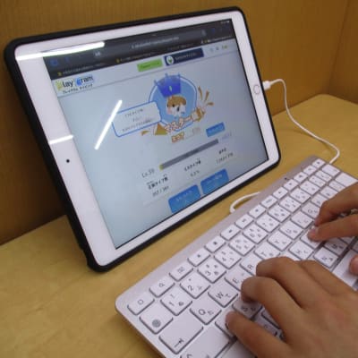 レッスンの初めはタイピングでウォーミングアップをします