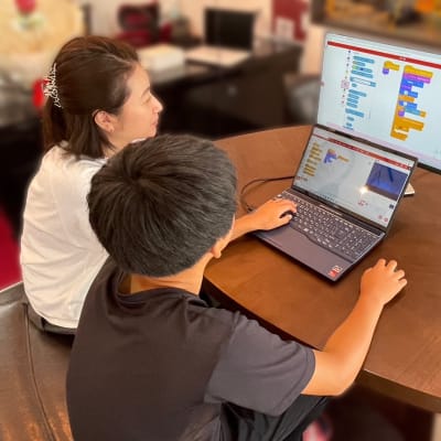 初心者でも分かりやすいScratchを使ってプログラミングを学びます