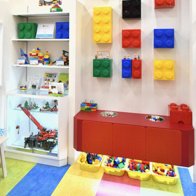 レゴ®の世界感満載の受付