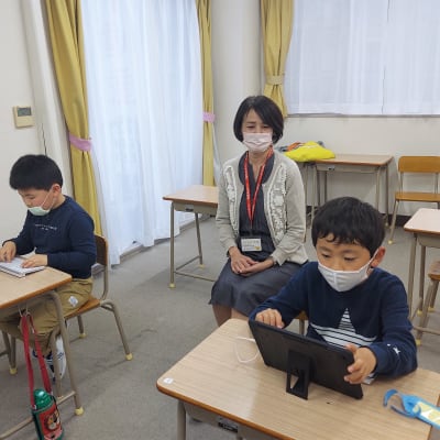 コーチに見守られ、真剣に取り組んでます。ミッションクリアーまでもう少し！