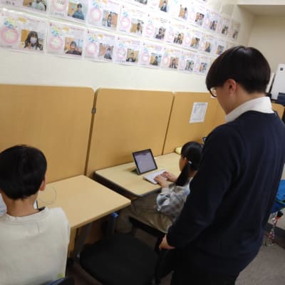 レッスン風景です。コーチがつきっきりで対応いたします。