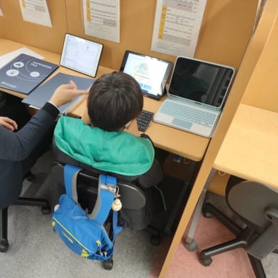 授業の最初は、指を慣らすためにタイピングからスタート！