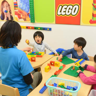 インストラクターやお友達と一緒にレッスンを楽しみます。発見したこと、気がついたことを発表しよう！