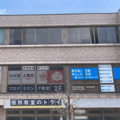 ビルの外からの様子。２F階段上がって左奥に教室があります！