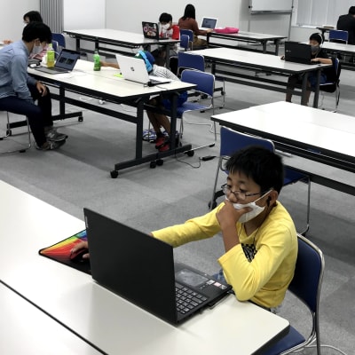 百道浜TNC放送会館３Fで開講。清潔で設備も充実しています。