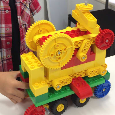 教育用レゴを組み立てながら滑車や車輪などの動きの仕組みを学びます