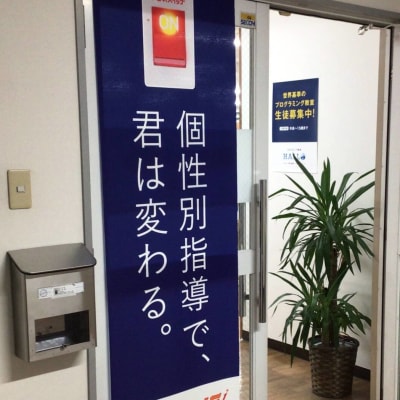 階段を上がった先が玄関です！