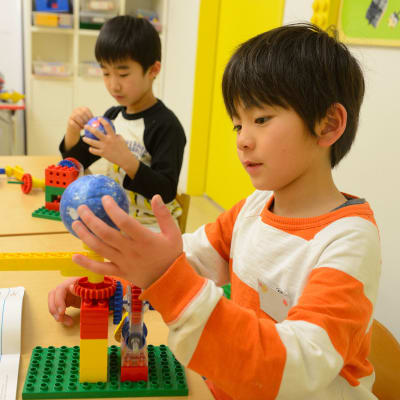 【年長：インベンター】ギアの仕組みを活用した地球と月のモデルを作り、自転や公転を観察しよう！