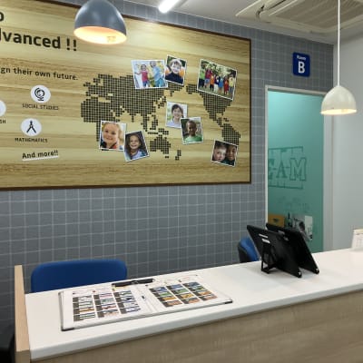 清潔感のある教室で皆さんをお待ちしております！待合のための椅子もご用意しておりますので、レッスン中のお子様を待つことも可能です。