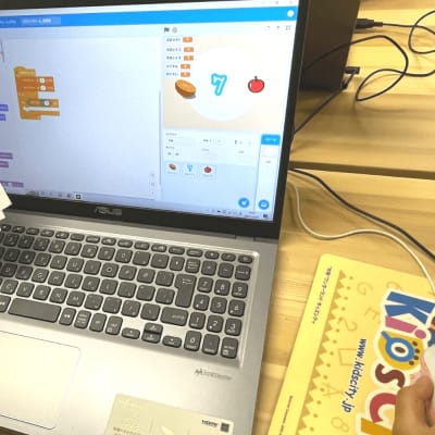 ProgrameiQ独自の教材を使いながら、論理的思考力を養います。