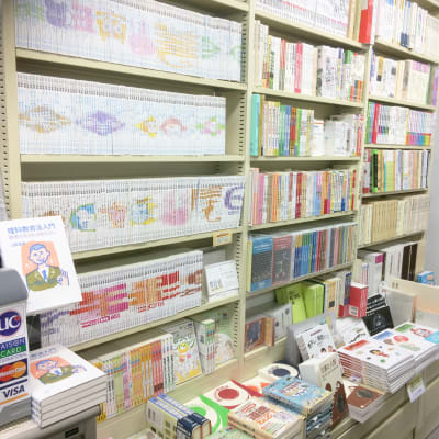 弊社は創立50年の出版社なので，お店では出版物も販売しております。
