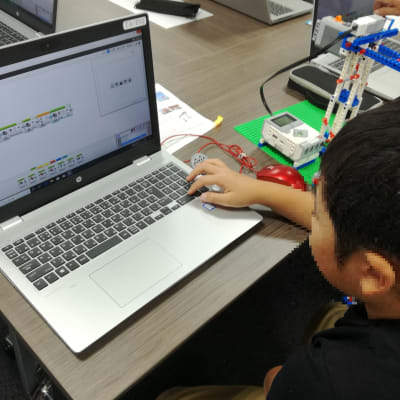 モーターやセンサーなどの制御を通じてプログラミングを学んでいきます。