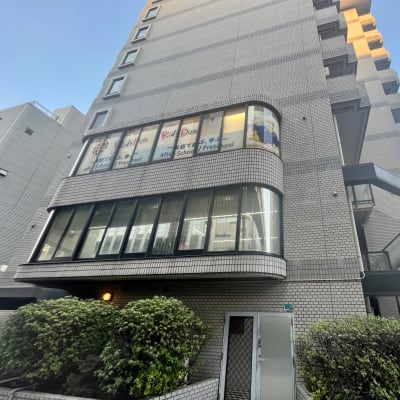 外階段上がった3階に校舎ございます