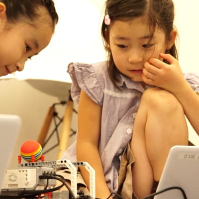 低学年の女の子も楽しめるロボットプログラミング（撮影：2020年7月）