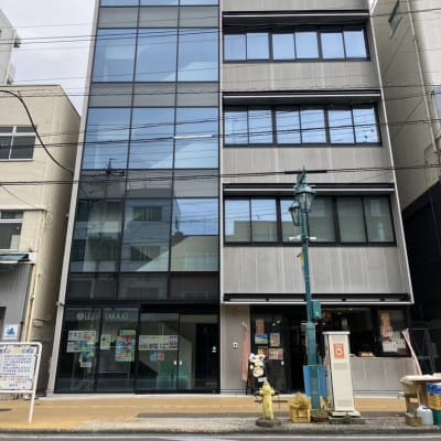 社会福祉法人明光会　明光会館レキシア鷹匠は北街道沿い、６階建てのビルになります。