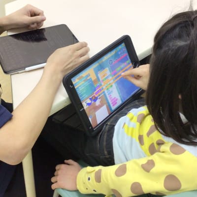 「ここはこうして・・・」コーチと一緒に進めていきます。