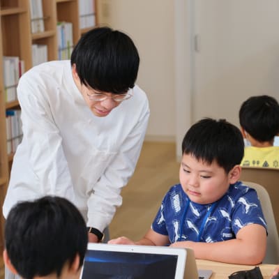 各テーブルに講師がついて指導にあたります