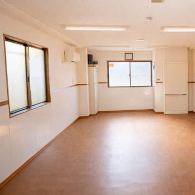 窓から光が入る気持ちいい教室です