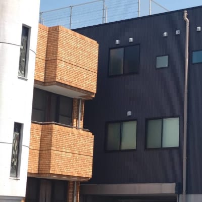 248号線を南下、「上六名4丁目」交差点で左手方向に見える大型看板が目印です！