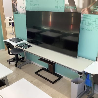 広々とした教室では大型モニターにお子さまの作品を映し出して行うクリエイト発表は、人数が多いほど多くの作品から学べてディスカッションも盛りあがります。