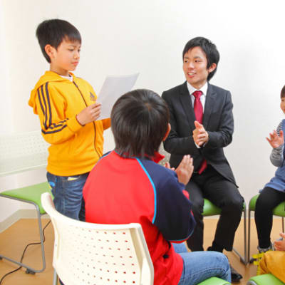 皆の前で発表をする子ども