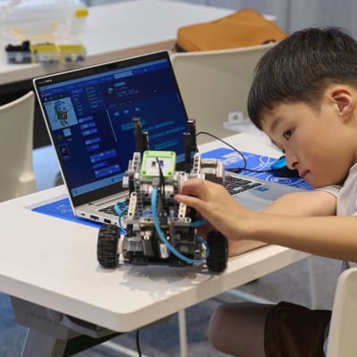 カリキュラムは現役の工学知識を踏まえた内容なので、身の回りの現実的なモノの仕組みがどんどん勉強できます。