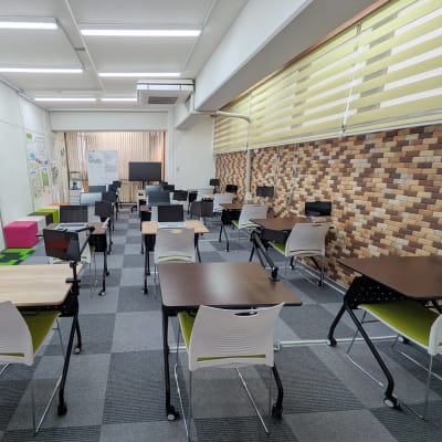 1人1デスクを完備。常に清掃が行き届いた室内で、プログラミング学習に集中できます。