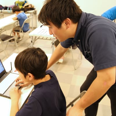 生徒が自由制作で困っている時は一緒になってアイデアを考えます。(2019年7月撮影)