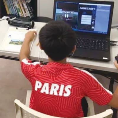 パソコンを使って操作します。