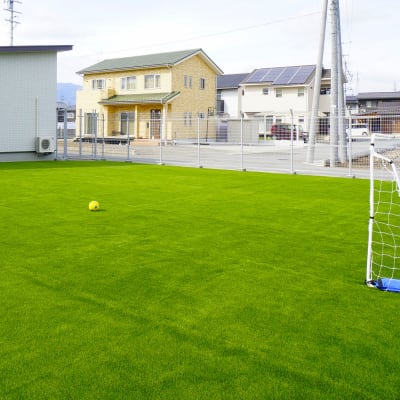 授業後は人工芝の庭で遊びましょう！