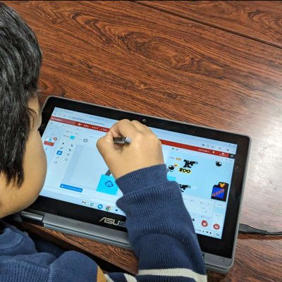 建物を自分で描く小1男子